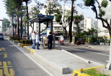 五甲一路候車環境改善年長者搭車更友善(圖)