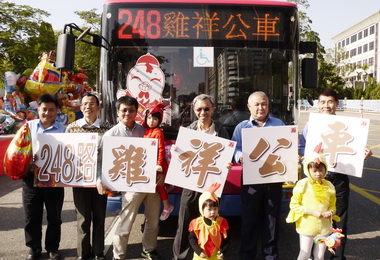 搭雞祥公車賞燈會送花燈(圖)
