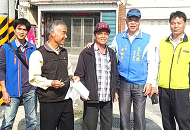 民眾申請電桿遷移 立委協助(圖)