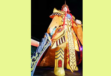 偶戲燈區搶先看  8公尺巨偶吸睛(圖)