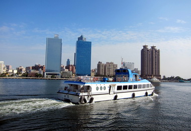 全國唯一輕軌&露天甲板花火航班開航(圖)