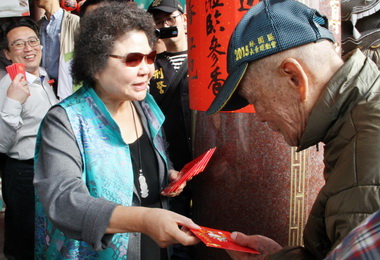 陳菊走訪林園大寮發紅包場面熱絡(圖)