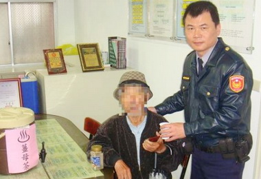 九旬翁寒天迷途十多公里路人報警助返家(圖)