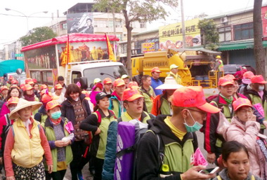 白沙屯拱天宮媽祖進香團途經港區信徒迎接(圖)