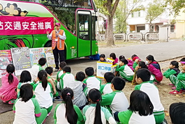 監理站教學生演練搭車逃生(圖)