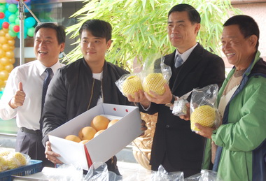 慶祝農民節大里農會表彰模範農民(圖)