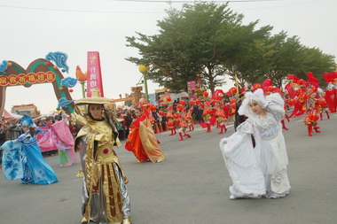 台灣燈會開幕踩街  熱力四射(圖)