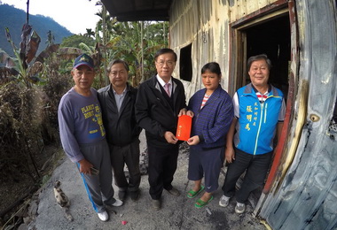 信義潭南村民宅火災 林明溱慰問受災戶(圖)