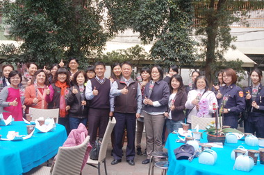 慶38婦女節雲林警向女性同事贈花致敬(圖)