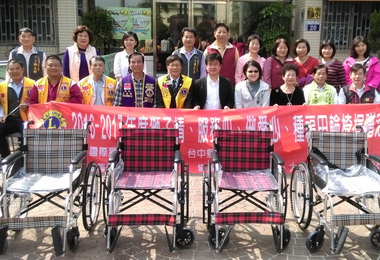 同心獅子會捐贈愛心輪椅獲讚揚(圖)