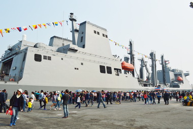 海軍敦睦艦隊抵台中開放參觀(圖)