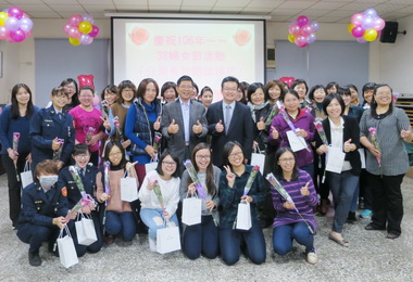 慶祝38婦女節霧峰分局贈玫瑰慰問(圖)