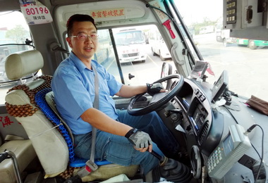 職訓輔導上工  聽障司機開公車(圖)