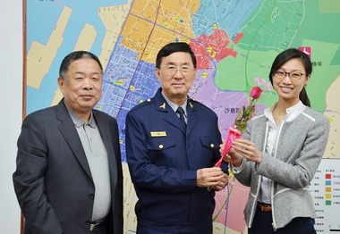 清水警贈花慶祝婦女節(圖)