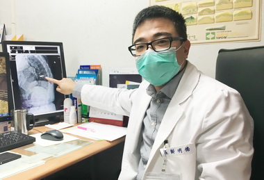 搬物便骨折 老婦骨鬆如海砂屋(圖)