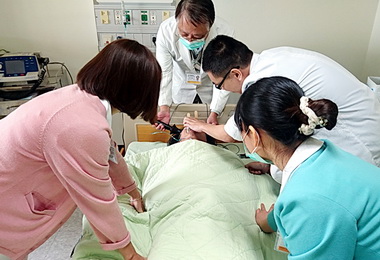 電擊精神病用五花大綁？投醫：是誤解(圖)