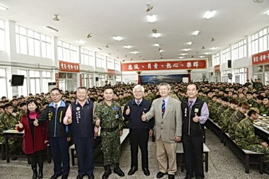 李進勇率團慰勞教召戰士(圖)