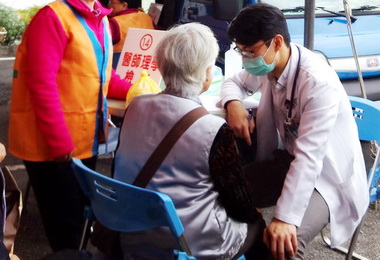 水里衛生所辦健檢民眾參與踴躍(圖)