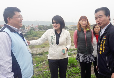 議員張芬郁爭取設自行車道(圖)