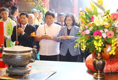 大甲媽遶境展開蔡英文上香祈安(圖)