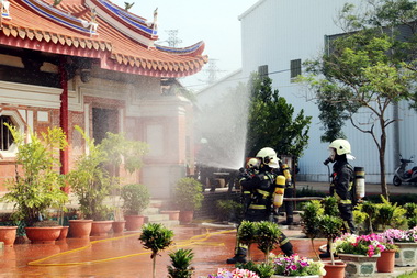 消防局辦古蹟建築搶救演練(圖)