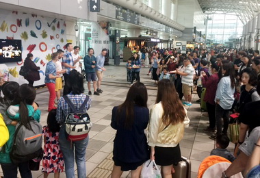 丹麥Basix樂團左營站獻唱吸引旅客佇足(圖)