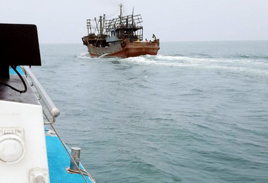 陸船累犯越界海巡重罰240萬驅逐出境(圖)