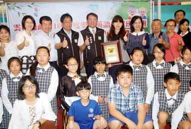 雲林樂齡英語學習班開班暨績優樂齡頒獎(圖)