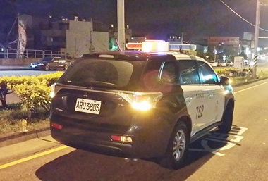 太陽能LED爆閃警示燈警車減碳又防竊(圖)