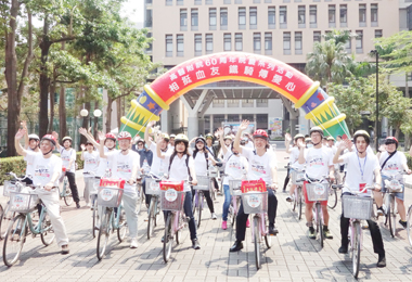 創院一甲子高醫附院鐵騎送餐社區長者(圖)