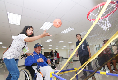 勞工局深入社區關懷家庭看護工(圖)