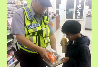 女子走30公里未進食暖警買麵包充饑(圖)