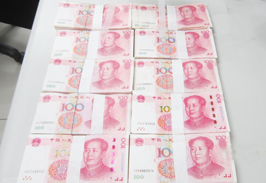 高雄關查獲小三通旅客攜帶超額人民幣入境(圖)