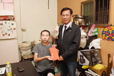 水里鄉民車禍受傷陷困境縣長發慰問金紓困(圖)