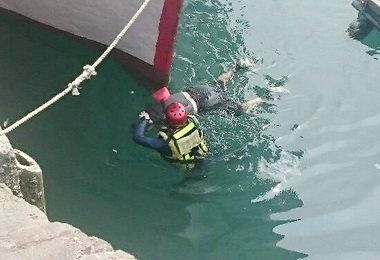 梧棲漁港驚見浮屍海巡緊急打撈上岸(圖)