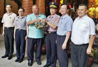 張滄沂贈肉粽慰勞員警(圖)