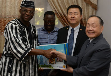 童綜合赴布吉納法索簽訂醫療合作(圖)