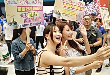 網紅主播逛高雄旅展  直播報好康(圖)