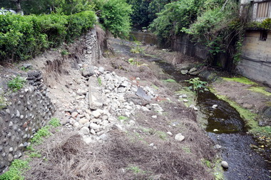水里拔馬坑溪護岸坍塌 縣長：速搶修(圖)