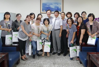 霧峰警分局歡慶母親節場面溫馨(圖)