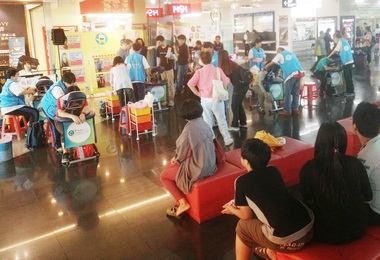 溫馨5月媽媽搭捷運享按摩(圖)