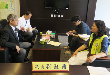 議員劉淑蘭關注運動場地設備與安全(圖)