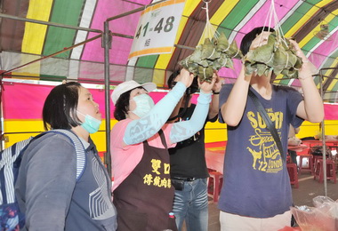 三鳳中街封街綁粽 民眾體驗包粽趣(圖)