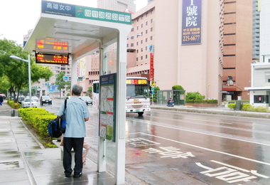 高市增設懸臂式候車亭提升偏郊候車環境(圖)
