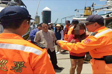 通緝犯藏入觀光人潮仍遭海巡查獲(圖)