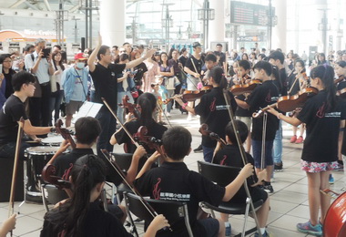 高鐵左營站溫馨傳情 小學生獻藝(圖)