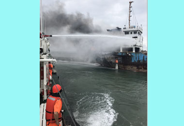 貨輪突起火台中海巡消防協力救援(圖)