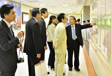 日本信州大學參訪小港醫院(圖)