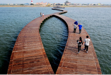 連假訪高美濕地觀光公車輕鬆遊(圖)