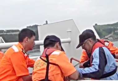 端午慰問海巡遇民眾胃疾後送(圖)